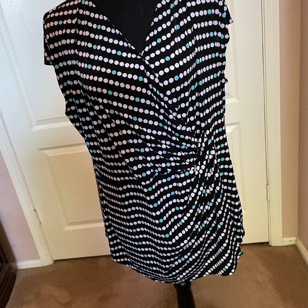 Worthington short sleeve V neck blouse